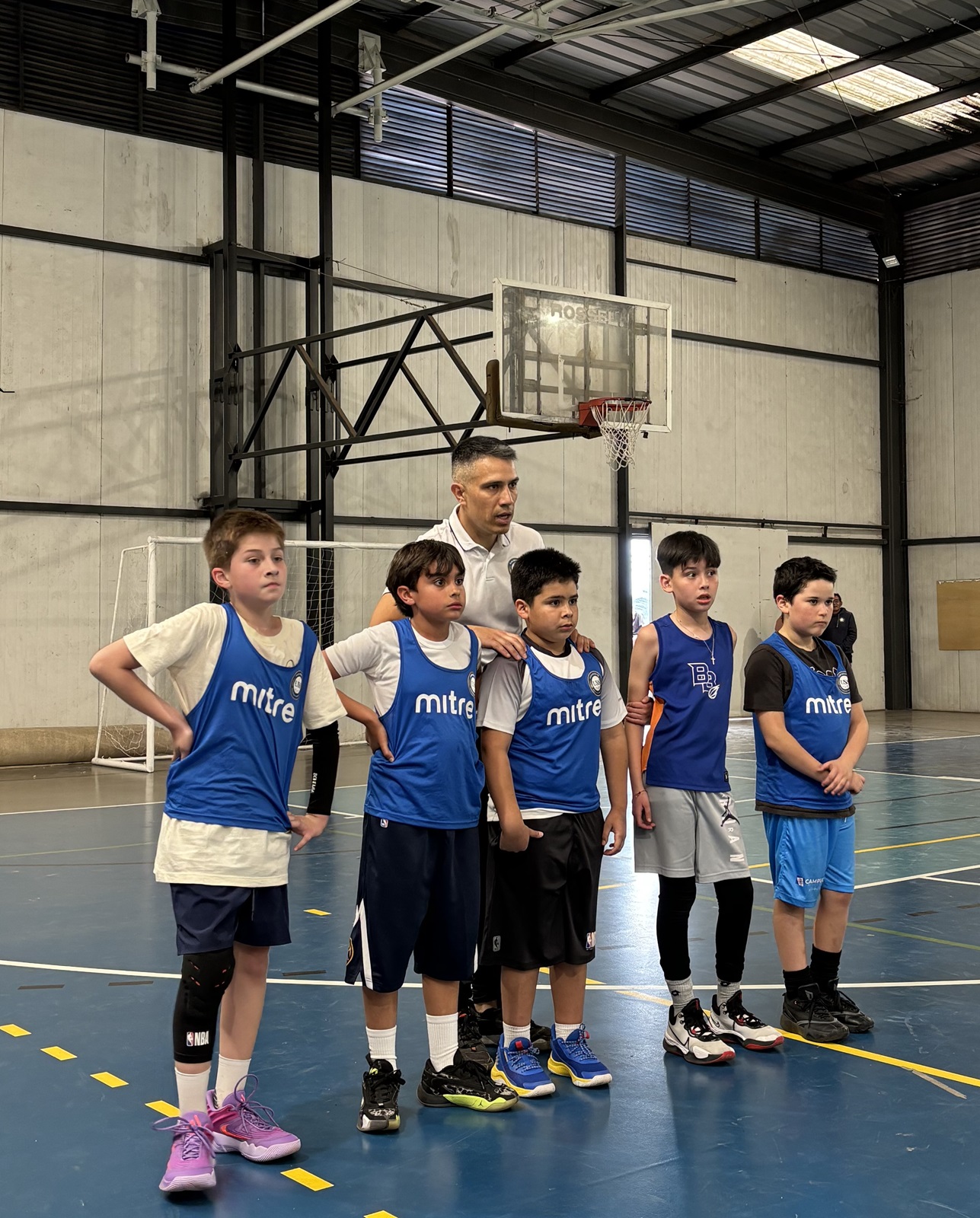 Clínica de básquetbol en el Club Deportivo USS
